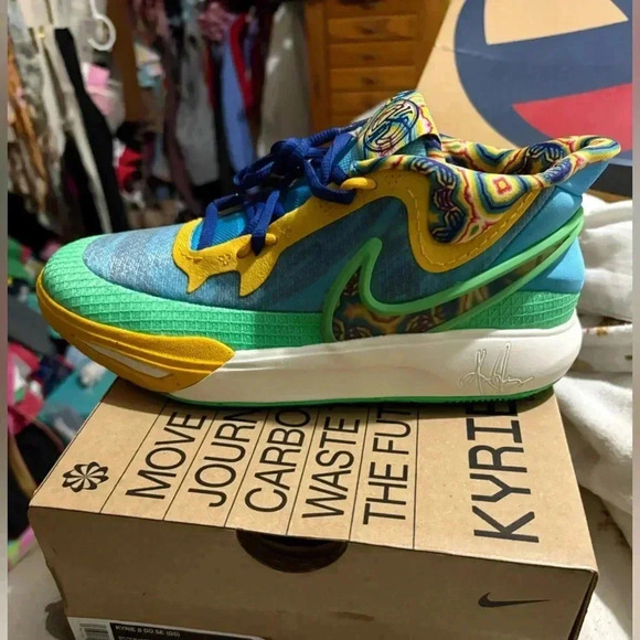 Nike‎ - Picture 1 of 4